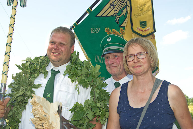 Christian Herrmann (links) ist neuer Schützenkönig für den Schützenverein St.-Hubertus. Zu den ersten Gratulanten gehörten am Montag Tambourmeister Ludwig Marckhoff (Bildmitte) und Ehefrau Annette Herrmann (rechts). Fotos: Hans-Peter Steinmüller