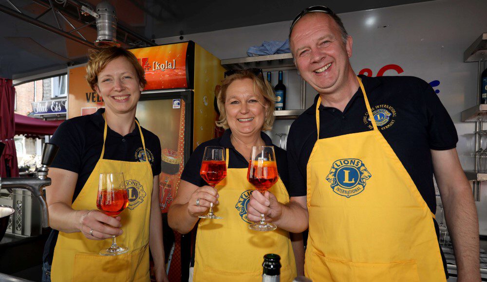 Der Feierabendmarkt der Lions und Leos auf dem Marktplatz Werne war ein voller Erfolg. Der Erlös für den guten Zweck steht jetzt fest. Foto: Christoph Volkmer