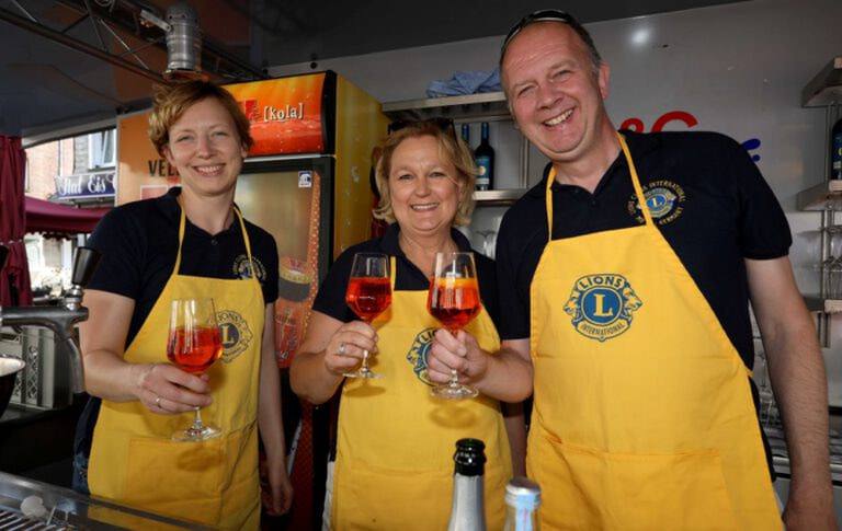 Der Feierabendmarkt der Lions und Leos auf dem Marktplatz Werne war ein voller Erfolg. Der Erlös für den guten Zweck steht jetzt fest. Foto: Christoph Volkmer