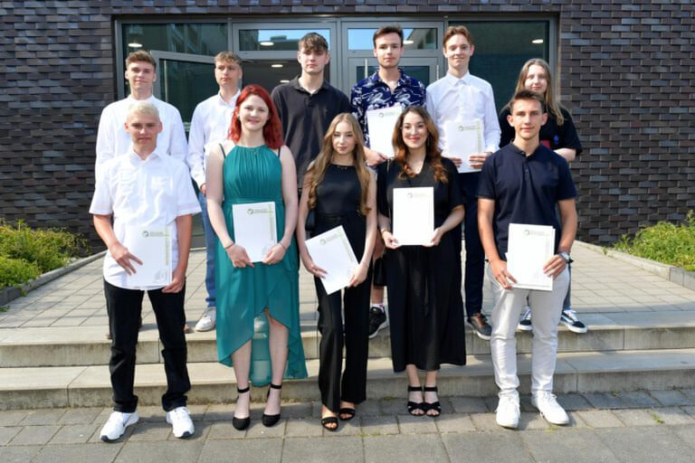 Die erfolgreichen Absolvent(inn)en der Berufsfachschule Technik mit dem fachlichen Schwerpunkt Labor- und Verfahrenstechnik. Foto: MSW