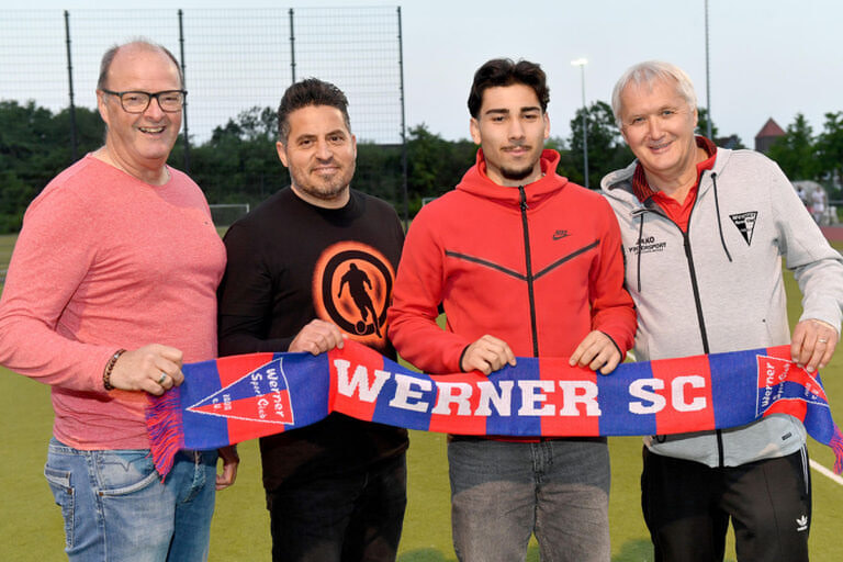 Bereits kurz nach dem letzten Saisonspiel stellten die Trainer Axel Scheunemann und Kurtulus Öztürk (v.l.) sowie WSC-Fußballvorsitzender Thomas Overmann (r.) Neuzugang Efe Bozaci vor. Der 19-Jährige kommt von Westfalia Rhynern. Foto: MSW