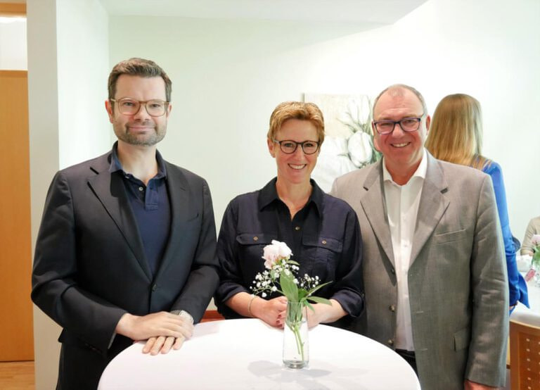 Über den Besuch von Marco Buschmann (l.) freuten sich Claudia Lange und Artur Reichert. Foto: Gaby Brüggemann