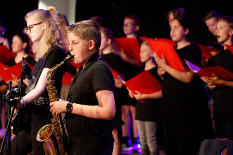 Felix Dickmeis, Schüler der 6. Klasse und Mitglied des Chors, beeindruckte das Publikum mit seinem Saxophonspiel bei mehreren Stücken, besonders mit seiner solistischen Interpretation von "You'll Never Walk Alone". Foto: Manuel von Harenne