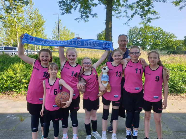 Ein starkes Turnier - teilweise gegen Jungen - spielten die U12-Mädchen der LippeBaskets Werne im niederländischen Enschede. Foto: privat