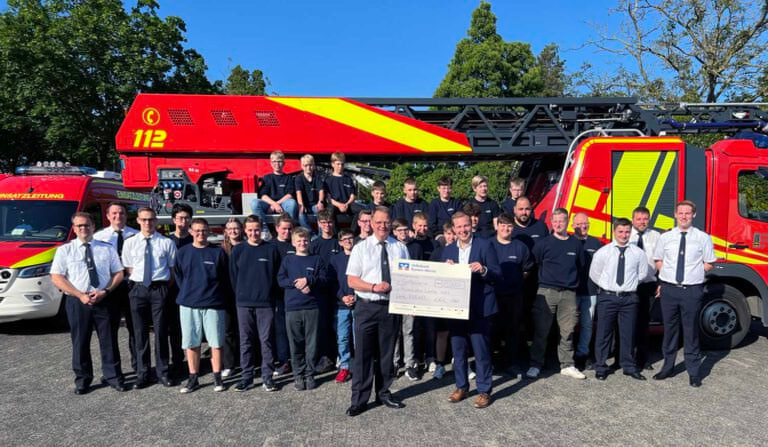 Volksbank-Filialleiter Philipp Gärtner überreichte den Spendenscheck an Feuerwehr-Chef Thomas Temmann. Foto: Feuerwehr Werne