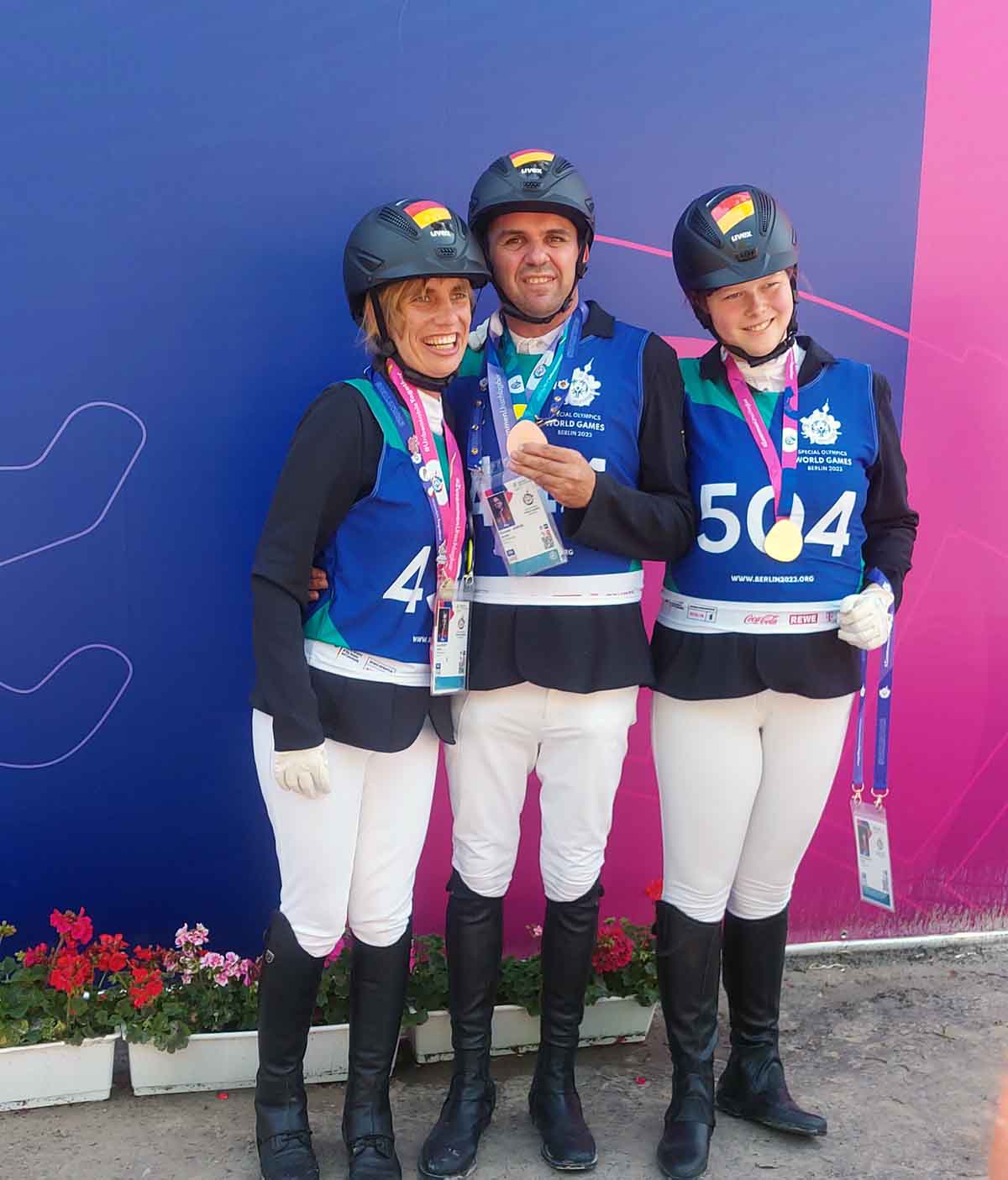 Luisa Fußy (links), Christian Jansen und Mia Wünsch waren bei den Special Olympics World Games im Reiten äußerst erfolgreich: Fünf Medaillen sicherte sich das Trio aus Werne. Foto: privat