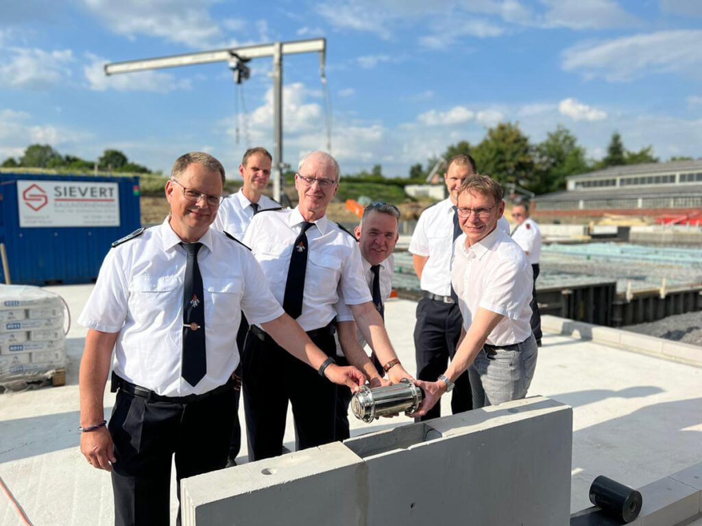 Packten bei der Grundsteinlegung der neuen Feuerwache an der Werner Straße in Stockum mit an (von links): Thomas Temmann, Jörg Mehringskötter, Christian Rasche und Bürgermeister Lothar Christ. Foto: Feuerwehr Werne