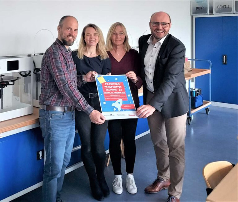 Freuen sich auf den Praxistag Perspektive Technik in Werne: Matthias Müller (v.l.n.r.), Maike Augustin (beide WFG Kreis Unna), Susanne Timpte und Jürgen Artmann (beide Freiherr-vom-Stein-Berufskollegs Werne). Foto: WFG