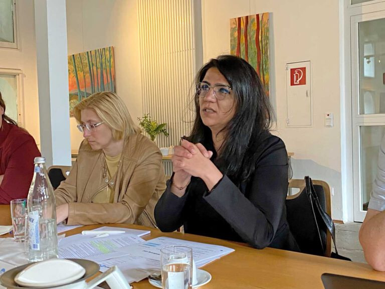 Miriam Palazzi (MKJFGFI) und Şengül Ersan (Fachbereichsleiterin Zuwanderung und Integration) im Gespräch mit dem KIM Lenkungskreis. Foto: Katja Arens – Kreis Unna