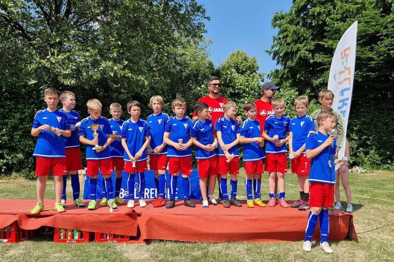 Die U11-Jugendmannschaft des Werner SC bei der Siegerehrung des MünsterlandCup: (v.l.) Hugo Mersch, Maxim Mospan, Matti Westhues, Nick Müller, Leonhard Stammer, Tonda Claesen, Finn Gudra, Ahmed Saado, Konrad Timmel, Lenny Walter, Georgios Stylianidis, Fabio Zaccheddu, Mats Jotso, Laurenz Wiesmann, sowie (hinten) Trainer Hisham Saado (links) und David Stammer. Laurenz Wiesner (vorn) bedankt sich beim Veranstalter. Foto: WSC
