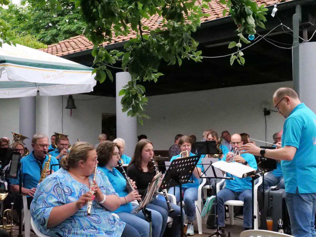 Das Bläsercorps Werne untermalte die gute Stimmung mit launigen Rhythmen. Foto: Schwarze