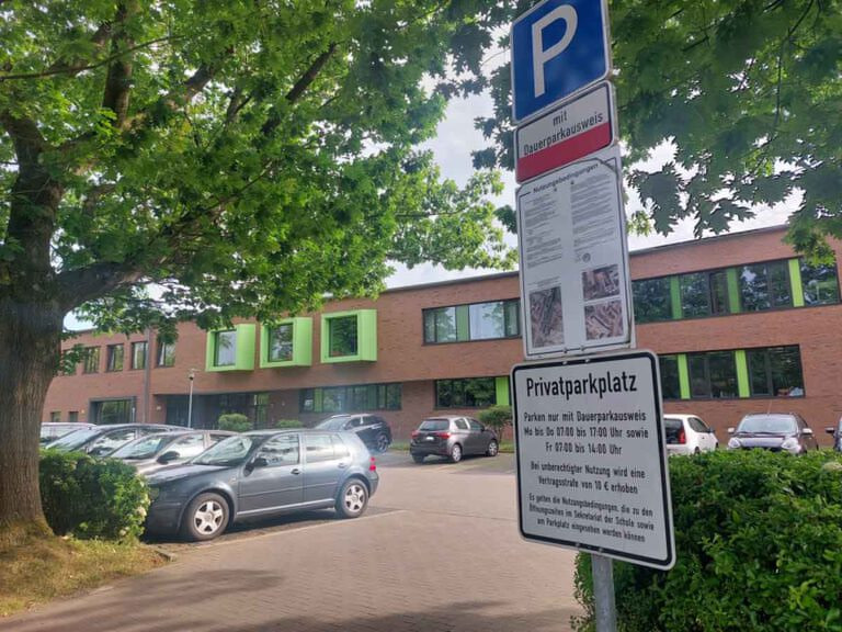 Auch die Lehrkräfte der Marga-Spiegel-Schule müssen weiter für ihren Parkplatz zahlen. Ein Antrag auf Wegfall der Gebühren fand keine Mehrheit. Foto: Wagner