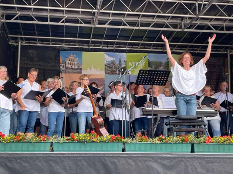 Der VHS-Pop-Chor begeisterte die Zuhörer beim Salinenkonzert, das diesmal auf dem Kirchplatz stattfand. Foto: privat