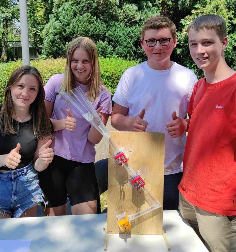 Clara Sowa, Thea Geue, Till Müller und Felix Ickhorn hatten sichtlich Spaß am Projekttag für Physik und Naturwissenschaften. Foto: Nova Teichert