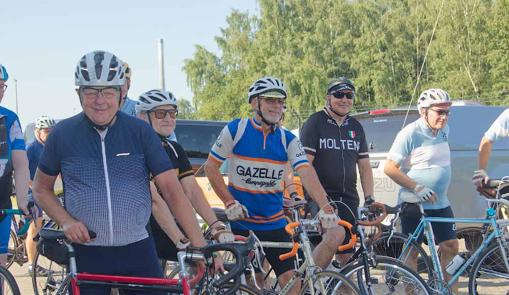 Am Start die Klassik-Gruppe, Radfahrer ab 50, die auf alte Stahlräder setzen und darauf sitzen, wie sie vor einigen Jahrzehnten in der Fahrradwelt üblich waren. Bild: Steinmüller