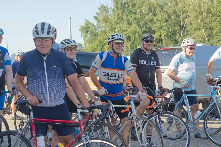 Am Start die Klassik-Gruppe, Radfahrer ab 50, die auf alte Stahlräder setzen und darauf sitzen, wie sie vor einigen Jahrzehnten in der Fahrradwelt üblich waren. Bild: Steinmüller