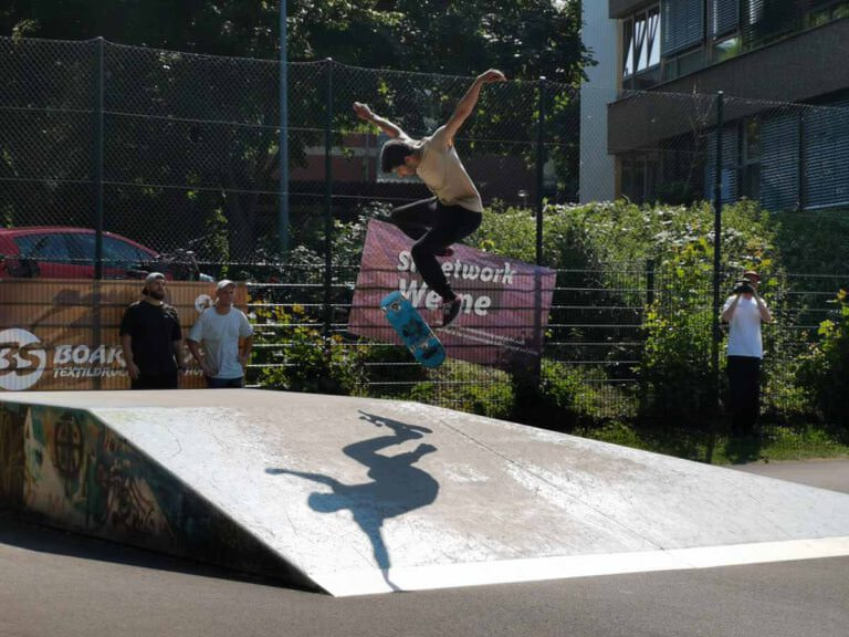 Gewagte Sprünge zeigten die Teilnehmenden auf der Skate-Anlage am JuWeL. Foto: Johanna Glowacki