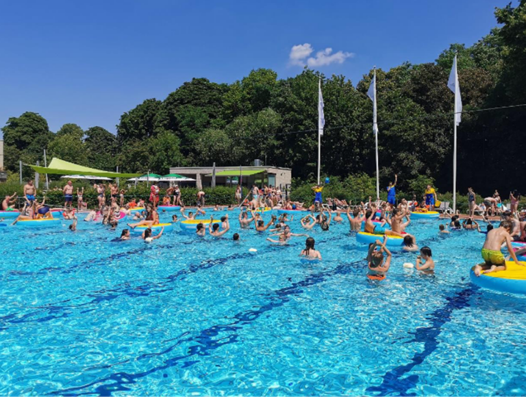 Mit einer ausgelassenen Poolparty feierten die Kinder und Jugendlichen im Solebad den Ferienbeginn. Foto: Solebad Werne