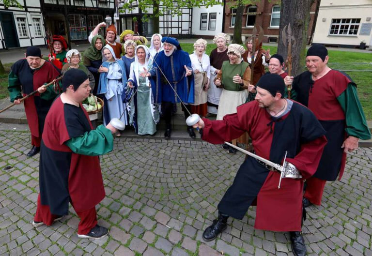 Ein zusätzlicher Kartenvorverkauf für das Stadtspiel findet an diesem Sonntag (18. Juni) auf dem Kirchplatz statt. Foto: Volkmer