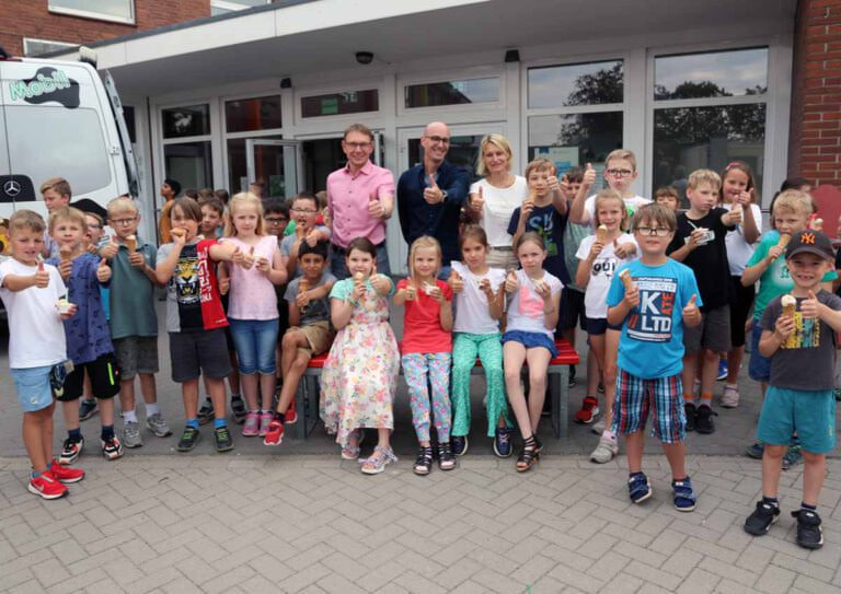 Sehr zur Freude der Kinder - hier an der Uhlandschule - spendierte Bürgermeister Lothar Christ leckeres Eis zum Auftakt des Ferienprogramms. Foto: Wagner