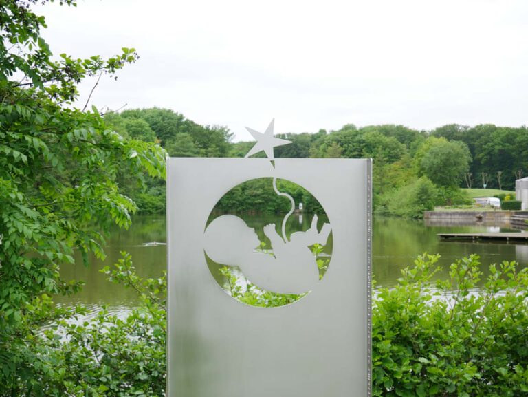 Gestohlen und wiedergefunden: Die Stele mit dem Embryo-Symbol wird repariert und bald wieder in den Schöpfungsweg am Krankenhausssee eingefügt. Fotos: Gaby Brüggemann