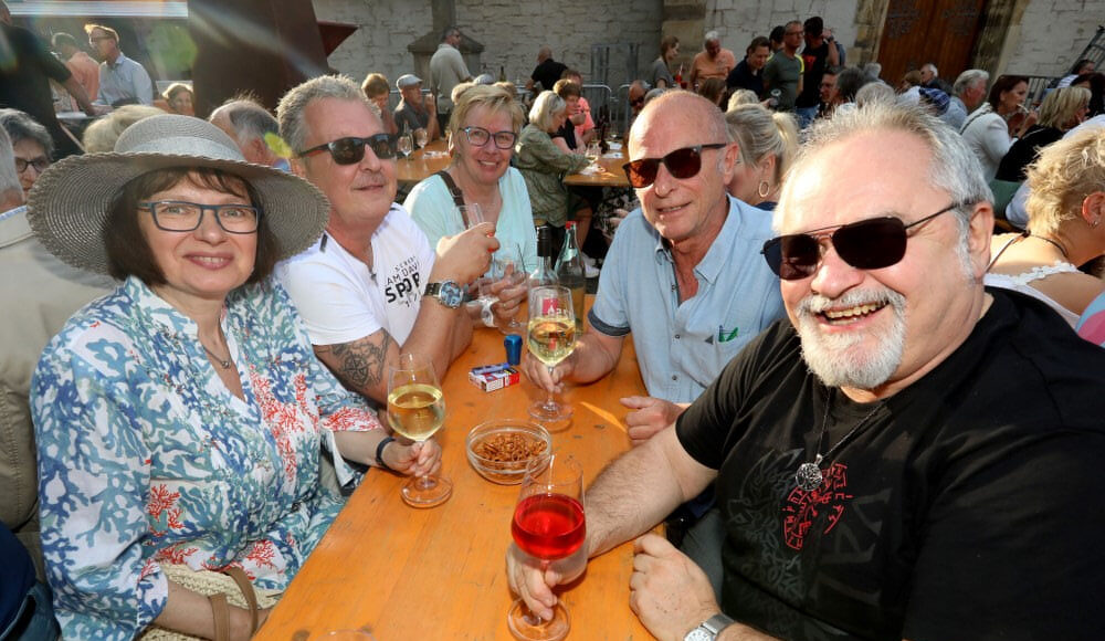 Das Weinfest auf dem Kirchplatz ist seit vielen Jahren eine beliebte Veranstaltung in Werne. Archivfoto: Volkmer