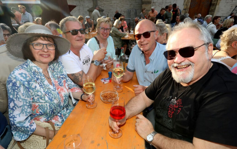 Das Weinfest auf dem Kirchplatz ist seit vielen Jahren eine beliebte Veranstaltung in Werne. Archivfoto: Volkmer