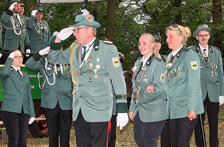 Oberst Ludger Reckers (links) führte Königin Kim Wörmann (Bildmitte) und deren Adjutantin Theresia Holtmann (rechts) beim Abschreiten der Schützen-Ehrenfront an. Fotos (2): Steinmüller