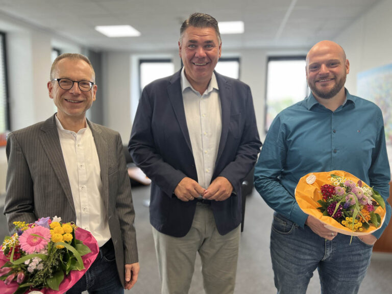 Landrat Mario Löhr begrüßte Achim Wörmann und Adrian Kersting, ehemaliger Fachbereichsleiter in der Verwaltung in Werne. Foto: Alexander Heine – Kreis Unna