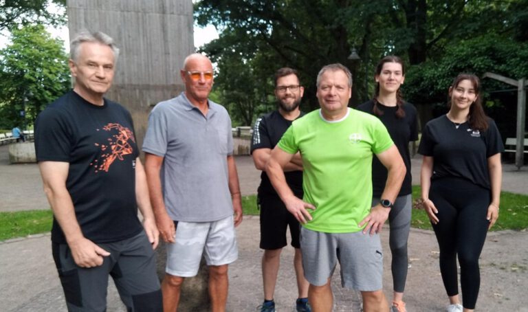 Motivationscoach und Boxtrainer Peter Thomas (3. von rechts) sowie ein Teil des Team des TV Werne Boxsport freuen sich auf das Outdoor-Training. Foto: privat