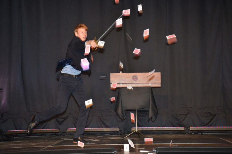 Zauberer Magic Freddi lässt es bei seiner neuen Bühnenshow richtig krachen. Fotos: privat