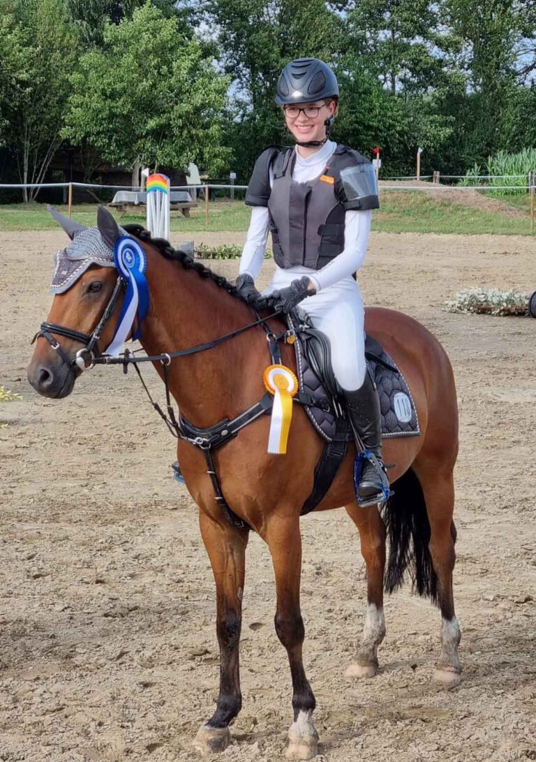 Alicia Hebecke und ihr Pony Chilli Pepper zeigten eine starke Leistung im Gelände. Foto: privat