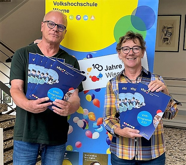 Michael Hahn und Regina Russ mit dem neuen VHS-Programm. Tolle Kursangebote warten auf Wissendurstige. Foto: Privat