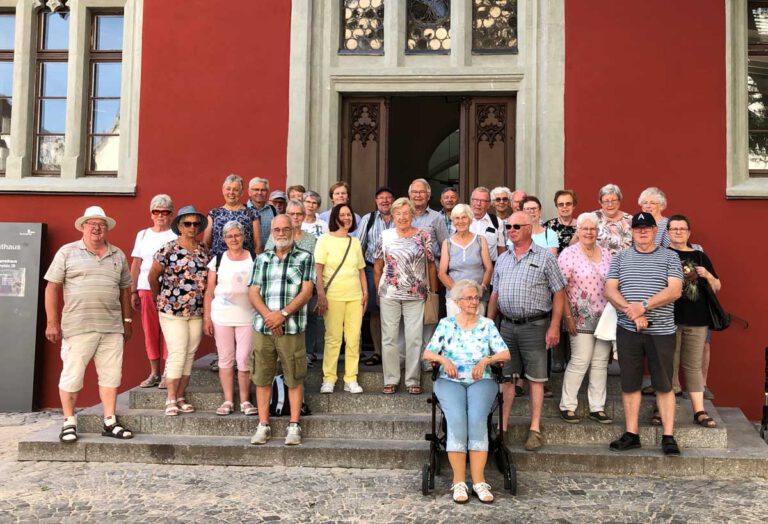 Das Bild zeigt die Teilnehmenden vor dem restaurierten Rathaus in Ravensburg. Foto: Senioren-Union Werne