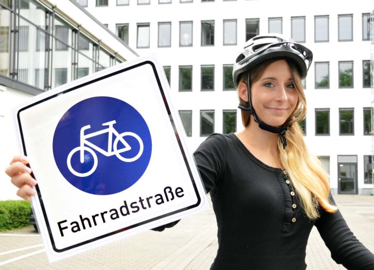 Die Straßenverkehrsbehörden und die Unfallkommission im Kreis frischen zusammen mit der Kreispolizeibehörde Unna in der Serie "Sicher Rad fahren!" das Wissen rund um wichtige Verkehrsregeln auf. Foto: Birgit Kalle - Kreis Unna