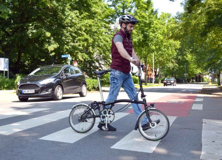 So ist es richtig und sicher: Wer als Radfahrer einen Zebrastreifen queren möchte, muss vom Fahrrad absteigen. Foto: Kreis Unna