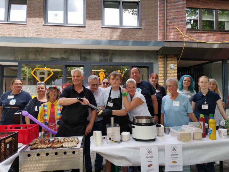 Mit Freundlichkeit, Engagement und Herzblut bei der Sache: Die Helferinnen und Helfer und das Team von ,,Alle gemeinsam, keiner einsam e.V." in Werne. Foto: Johanna Glowacki