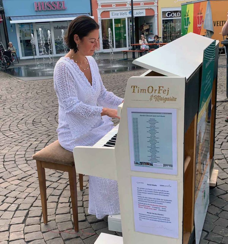 Margarita Lebedkina griff am Donnerstag als Erste in die Tasten des "Spiel' mich"-Klaviers. Foto: privat