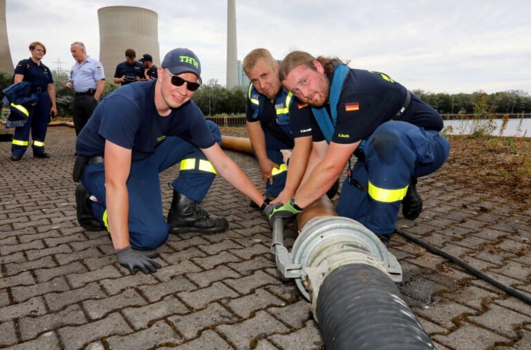 Feuer im Kohlehafen: Technisches Hilfswerk probt für den Ernstfall