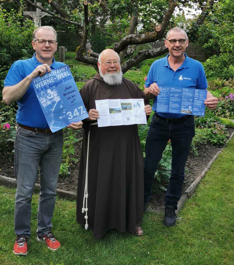 Gemeinsam mit Pater Norbert präsentieren Klemens Pieper (rechts) und Bernd Heimann den neuen Flyer zur diesjährigen Wallfahrt. Foto: Wallfahrtsausschuss Werne - Werl