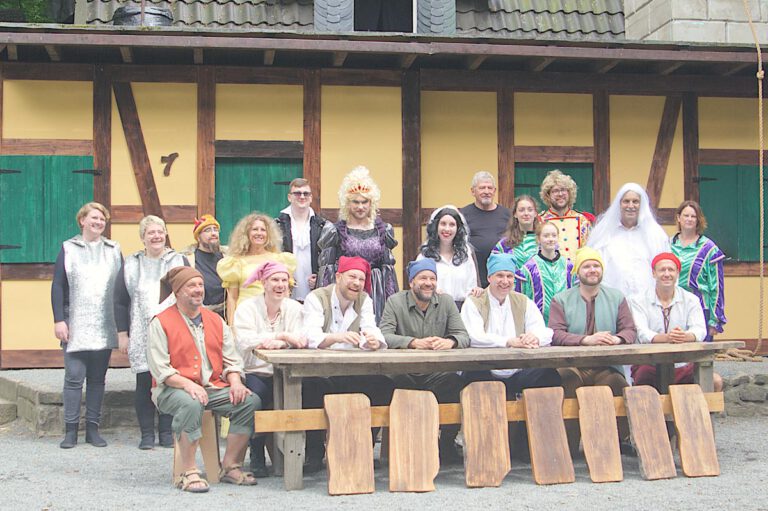 Die Darsteller/innen der Freilichtbühne fiebern der Premiere von „7 Zwerge – Männer allein im Wald“ entgegen. Foto: Steinmüller