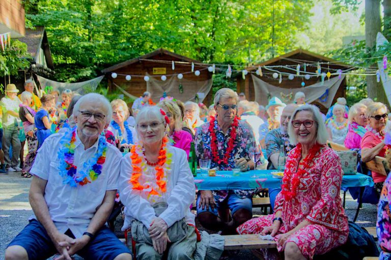 Das Thema „Hawaii“ war beim ZwAR-Treffen am Wochenende zumindest beim Outfit der 160 Besucher ein Volltreffer: Etwas Buntes hatte fast jeder an. Foto: Steinmüller