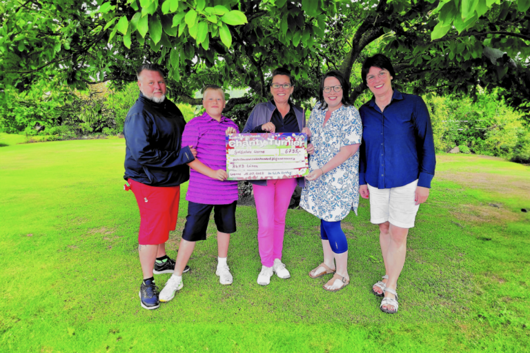 Freuten sich über die tolle Spendensumme: Steven Riffelt, Collin Riffelt, Melanie Nölle, Andrea Schmelzer, Ute Schulze Kersting (v.l.). Foto: Privat