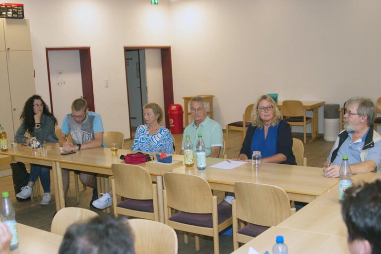 Sie gehören zu den aktiven Wegbereitern des Repair-Gedankens in Werne: Brigitte Schmidt, Felix Wiorek (Organisator), Marion Giesehe-Vaser, Jochen Hangholz, Sabine Strauß (Organisatorin) und Jörg Holm. Foto: Steinmüller