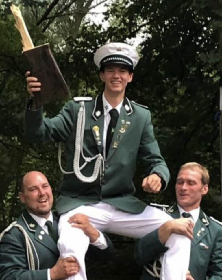 Markus Budde schoss vor vier Jahren den Vogel ab und ließ es hochleben. Nun endet seine Amtszeit als Sommerkönig des Schützenvereins Stockum nach vier Jahren. Foto: privat