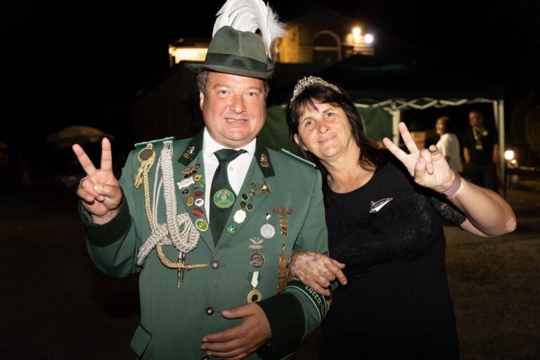 Kaiserpaar Carsten und Solveig Grewe ließen sich beim Lütkeheider Schützenfest zum 75. Jubiläum hochleben. Foto: Isabel Schütte