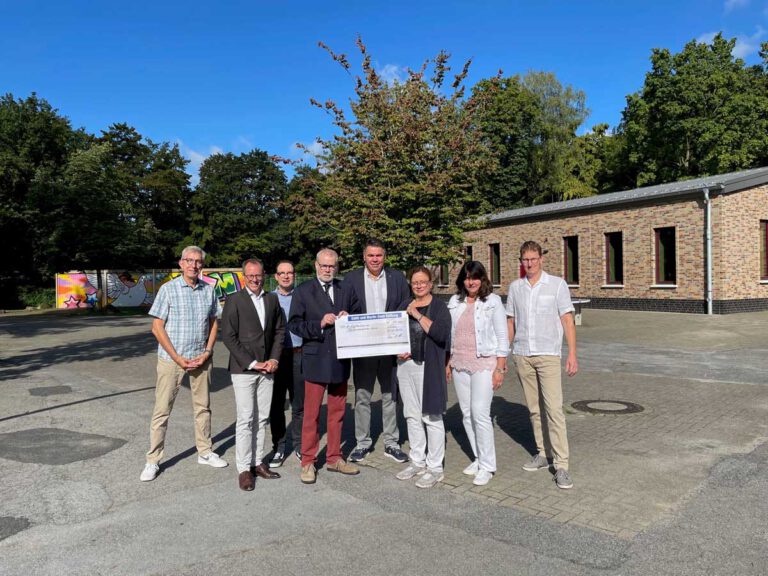 Der Vorsitzende der Guse-Stiftung, Gerhard Knüpp (4. von links), hält den Scheck für die Hippotherapie gemeinsam mit Landrat Mario Löhr und Michaela Küster, Vorsitzende des Fördervereins des Förderzentrums Nord. Foto: Kreis Unna