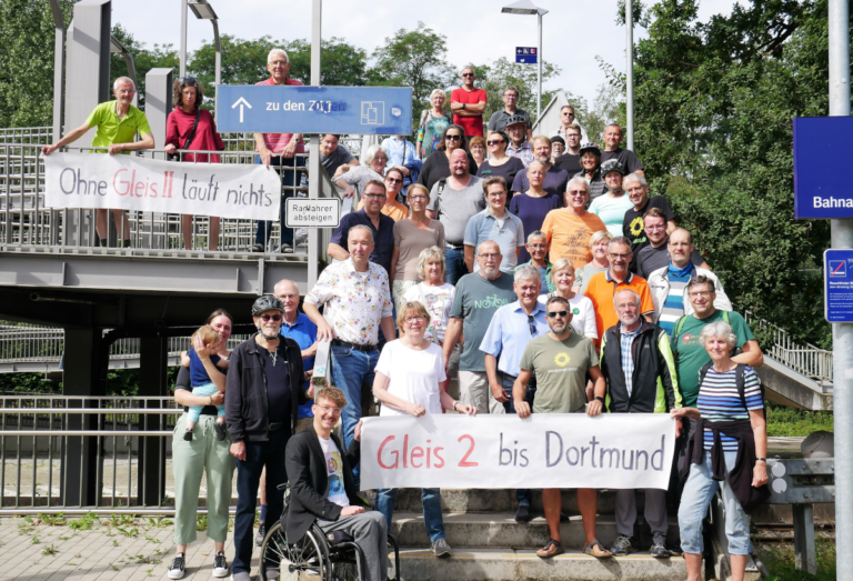 Am Capeller Bahnhof bekräftigten die Grünen-Ortsverbände ihre Forderung nach dem 2. Gleis und nach umfassender Barrierefreiheit. Die steile Treppe zu den Bahngleisen lässt sich seit einigen Jahren alternativ auch über eine Rampe überwinden. Fotos: Brüggemann