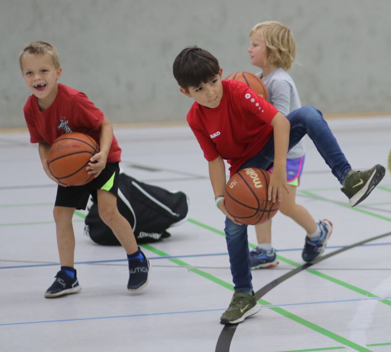 Die Basketball-Techniken beherrschten viele Kinder beim öffentlichen Training der LippeBaskets im Rahmen der Saisoneröffnung schon ganz gut. Foto: Wagner