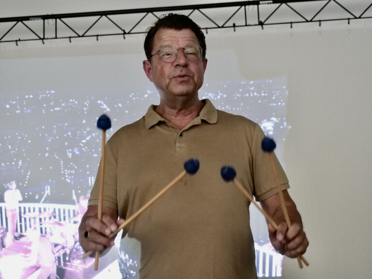 Livedemonstrationen vom Künstlerischen Leiter Hubertus Steiner machten die Programmvorstellung der Musikfreunde anschaulich. Fotos: Anke Barbara Schwarze